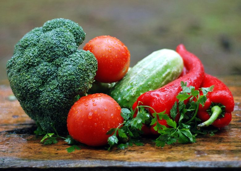 Menu Sarapan Vegan dengan Tahu dan Sayuran.